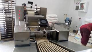 مكنة كعك Machine production of finger cakes