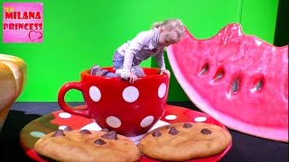 Гуляем и идем в Дом Великана Гигантские фигуры, еда! / kids house giant Giant figures, food.