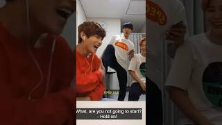 Jhope ve Jimin Taehyung'u Bu Kadar Uzun Süre Beklediği İçin Tekmeledi 🤣🤣 Sabırla