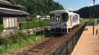 山岡駅に明知鉄道のアケチ10形が到着