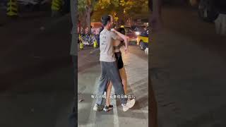 搞笑美女喝酒被人架出來，走不動路｜Funny beautiful woman was framed for drinking, unable to walk