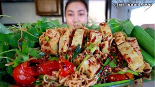 ตำมาม่าหมูยอ กินแซ่บหลายเด้อจร้าลูกนอน😂 Spicy vietnamese pork loaf \u0026 noodles salad