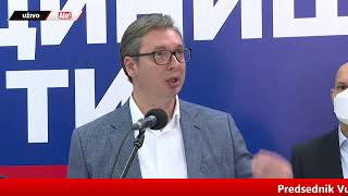 Predsednik Vučić obilazi punkt za vakcinaciju u kasarni \