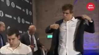 Ivanchuk jumps for joy after mate in Magnus Carlsen