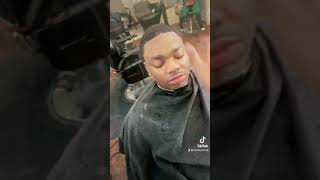 @bippleyipsnipp doin a hair cut in barber packing client❤️ with lingo 😂😂 ALL LOVE 😂🤞🏾