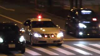 【警察】赤信号＋直進矢印で左折したコンパクトカーを追う銀色覆面パトカー