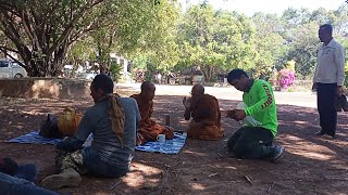 หลวงตาบุญชื่นท่านหยุดพักเพื่อสนทนาธรรมกับพระอาจารย์ครับ\