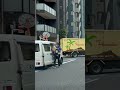 荷物を…足で蹴る配達員