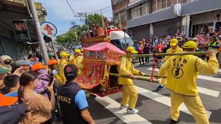 很奇妙的一次停轎，為何白沙屯媽祖神轎原地大幅度搖晃後貼的神轎車旁不動又突然...