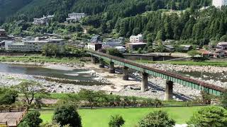 下呂温泉•望川館から朝の特急ひだ号を望む