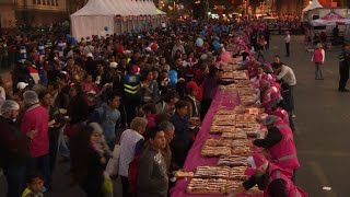 Thousands of Mexicans polish off massive king cake