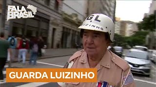 Guarda Luizinho, ícone do trânsito paulistano, retorna ao cruzamento onde fez história