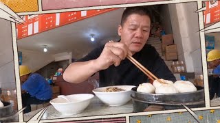 牛肉面配小笼包，再来碗蛋酒，又解决一顿