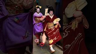 可愛い芸舞妓さんに、外国人観光客が大ハシャギ！京都祇園。Foreign tourists are excited about the cute geisha and maiko! Kyoto.