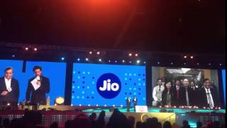 Mukesh Ambani and @iamsrk speak to the Jio team. #CelebratingJio