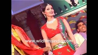 Bhojpuri women shimmy at Ravi Kishan performance at Bhojpuri world awards 2007