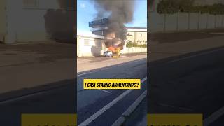 AUTO ELETTRICA PRENDE FUOCO E \