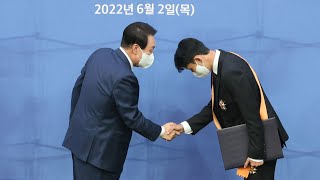 윤 대통령, 월드컵 경기장 찾아 손흥민에 훈장 수여 / 연합뉴스TV (YonhapnewsTV)