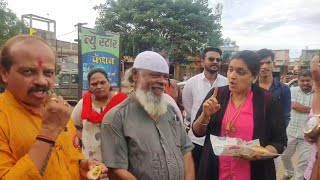 Video | जेव्हा मनसेचे नगरसेवक Vasant More व Rupali Patil वडापाव खातात | समनापूर सुप्रसिद्ध वडापाव !