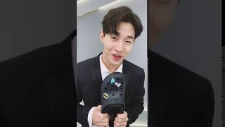 【Henry Lau 헨리 刘宪华】拿着代言的鞋子用美声唱圣诞快乐｜咦？这不是蘑菇屋彭彭说华哥送的那双吗？