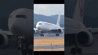 [飛行機動画] 大迫力‼️B767の逆噴射✈️(出雲縁結び空港)#shorts