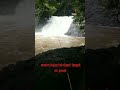 Memancing ikan tengas di air terjun cantik