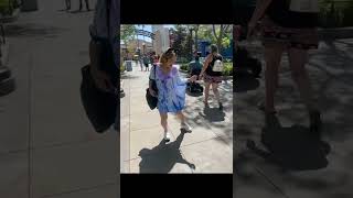 【カリフォルニア　ディズニー】で思わず踊っちゃう女の子　Dancing girl in Disney land