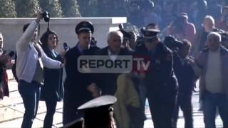 Report TV - Degjeneron protesta e PD, gurë  kryeministrisë, flakë bunkerit