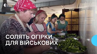 У громаді на Волині господині засолили майже 400 літрів огірків для військових