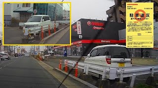 歩道を勝手に駐車場にしている軽自動車