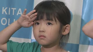 「ねぇねぇママ…」ＡＴＭで7歳と5歳の姉妹がとっさの判断 「ストップ！ATMでの携帯電話」のポスター指さし「だめだよ～」 そばには携帯で話しながら操作する高齢男性　姉妹の機転で詐欺被害防ぐ　名古屋市