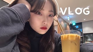 (SUB) VLOG. 일상 브이로그 | 취준생 연말 일상📚 | 크리스마스 데이트🎄 | 다이어리 소개 | 집순이의 집 청소🧹| 독서모임은 처음이라,, | 와인바 분위기 맛집🍷