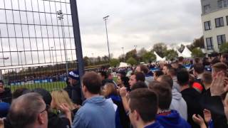Ultras Gelsenkirchen beim Trainigsplatz von Schalke einheizen vom Derby 2/4