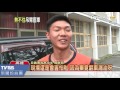 【tvbs】煞不住！　貨車翻覆吊臂壓車頂　女駕駛受困