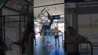 парень нарушает законы физики #shorts #calisthenics #freestyle #strongworkout #workout  #streetstyle