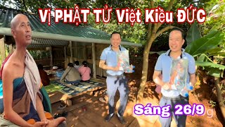 Vị PHẬT TỬ Việt Kiều Đức Ôm Tranh Thầy Đến CỐC Đảnh Lễ Sớm Nhất Trong Ngày Sáng 26/9