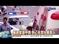 轎車迴轉輾騎士 民眾抬車救人