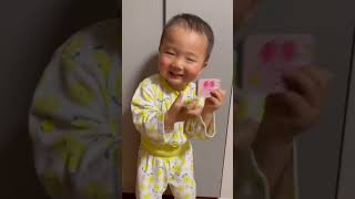 お姉ちゃんの真似をする1歳児 #shorts