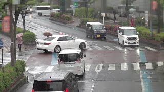 横断歩道の直前で停車する無神経な軽自動車から降りてきた歩行者の目の前を軽貨物車が走り抜けた瞬間、覆面パトカーがサイレン全開で出撃!