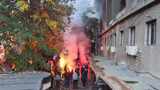 Bakljada navijača Partizana ispred stadiona za vreme derbija