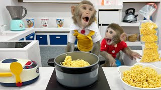 Monkey Bim Bim cooks noodles to make breakfast for baby monkey Obi