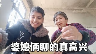 外國媳婦和婆婆包餃子，婆媳倆笑得可開心了，這是說了點啥？