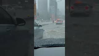 20210604台北市午後大雷雨 外送員騎入滾滾黃流穿梭車陣險象環生