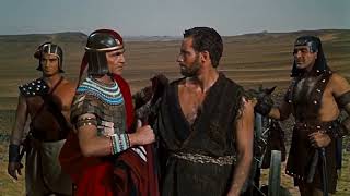 Los diez mandamientos (película de 1956) Moises cruza el desierto .