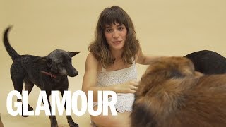 Cãoterapia: Bianca Bin brinca com cãezinhos enquanto fala sobre a vida | Glamour Games