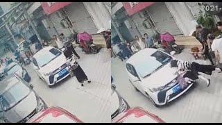 第69期：勇敢女士，不畏困难，挡在车前惨遭女司机一脚油门 Female Driver Traffic Accident Compilation