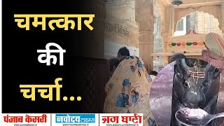 जैसलमेर के शिव मंदिर में नंदी को पानी पिलाने के लिए उमड़ी भीड़ |