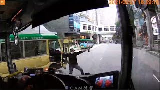 車CAM直擊 - 馬鞍山810小巴佬cut線唔成惱羞成怒 硬cut後仲要跳車閘停巴士