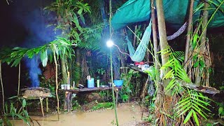 ACAMPAMENTO na beira de um  Rio em uma mata fechada a chuva não dá moleza a noite o Rio inundou tudo