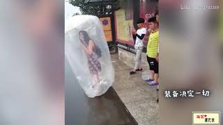 【前方高能】大雨中那些神人，一个比一个骚！